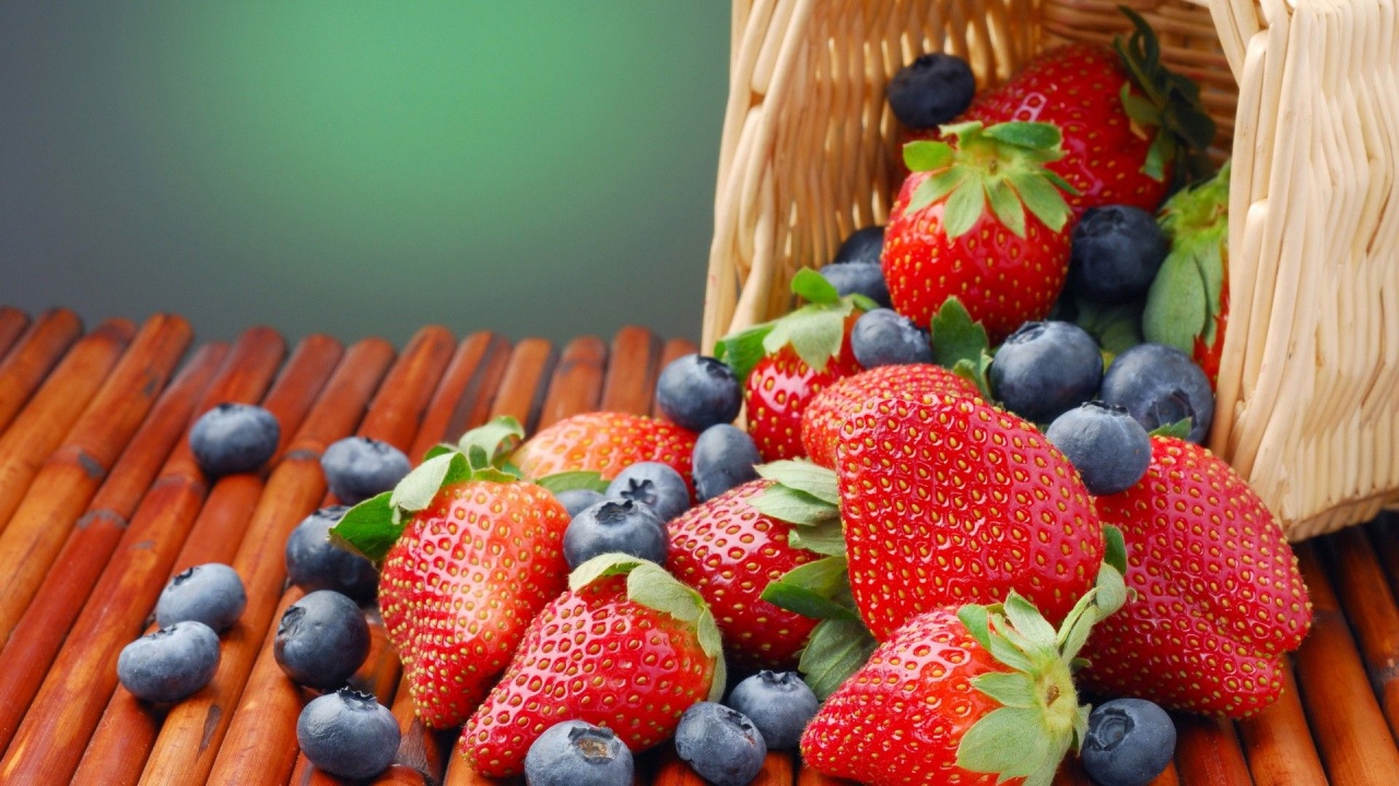 Fruits Food Strawberries Baskets Blueberries