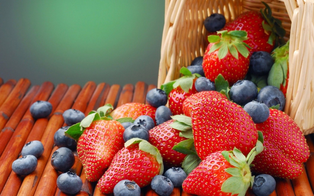 Fruits Food Strawberries Baskets Blueberries