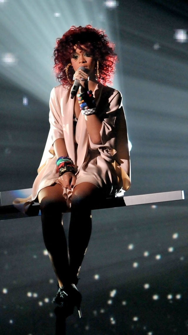 Rihanna Performin