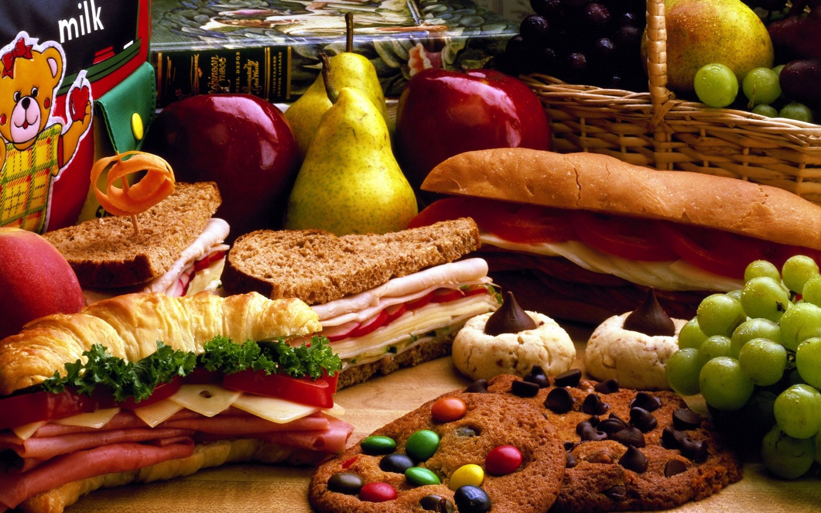 Sandwiches Cookies Bread Grapes Pears Apples