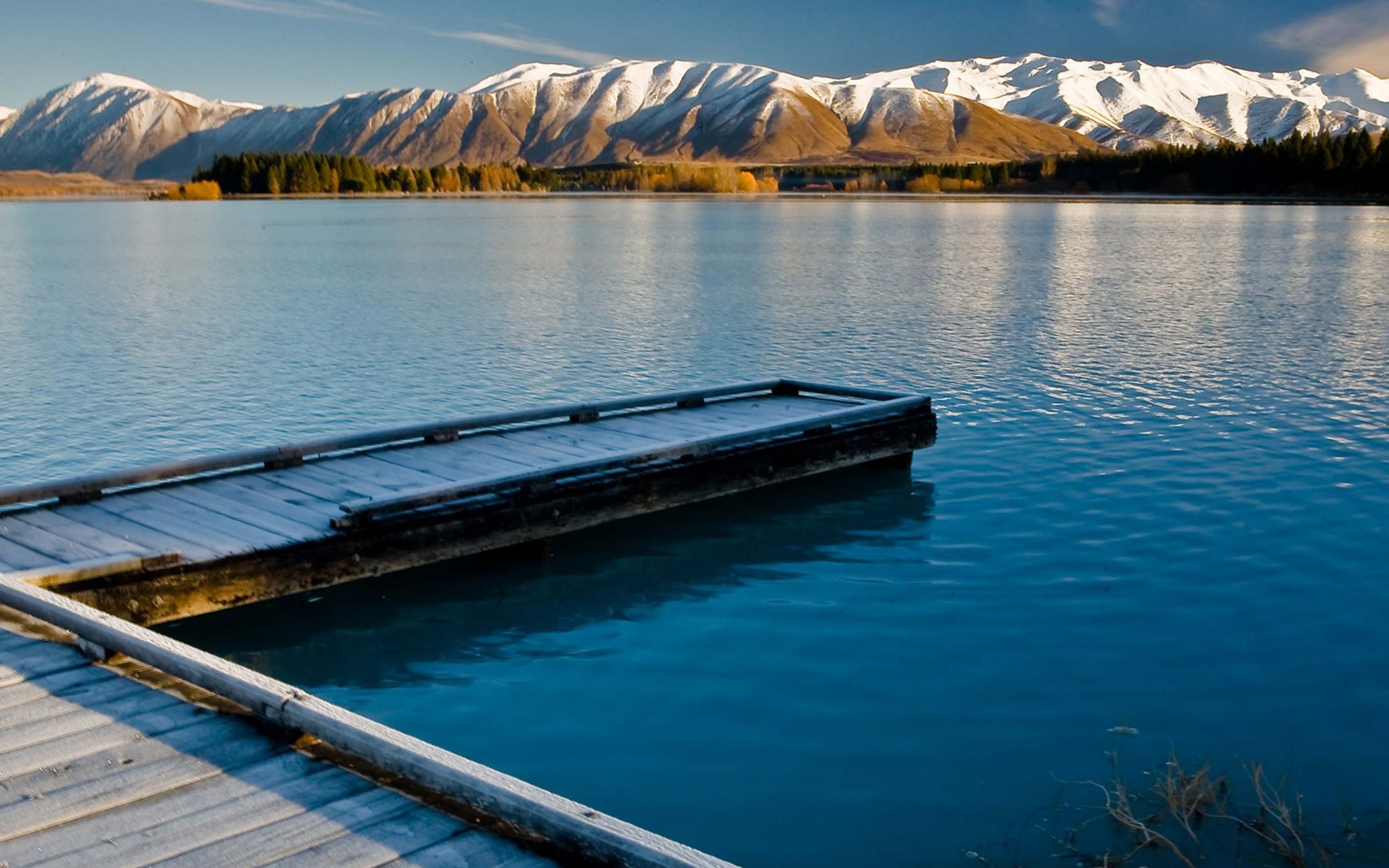 Озеро тихая вода. Голубое озеро новая Зеландия. Озеро Нельсон в новой Зеландии фото. Норвегия Пирс. Голубое озеро новая Зеландия фото.