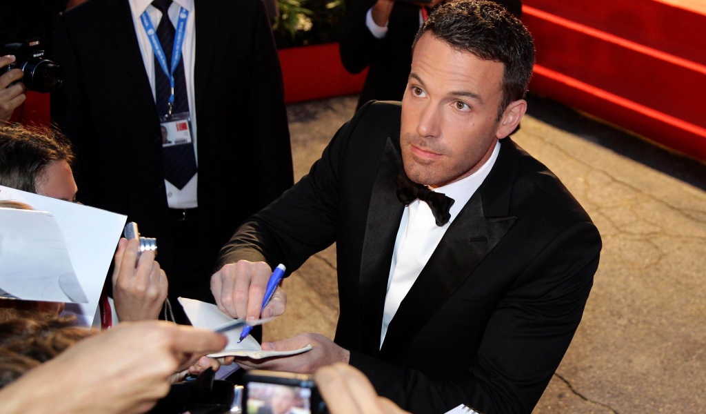 Ben Affleck Signing Autograph