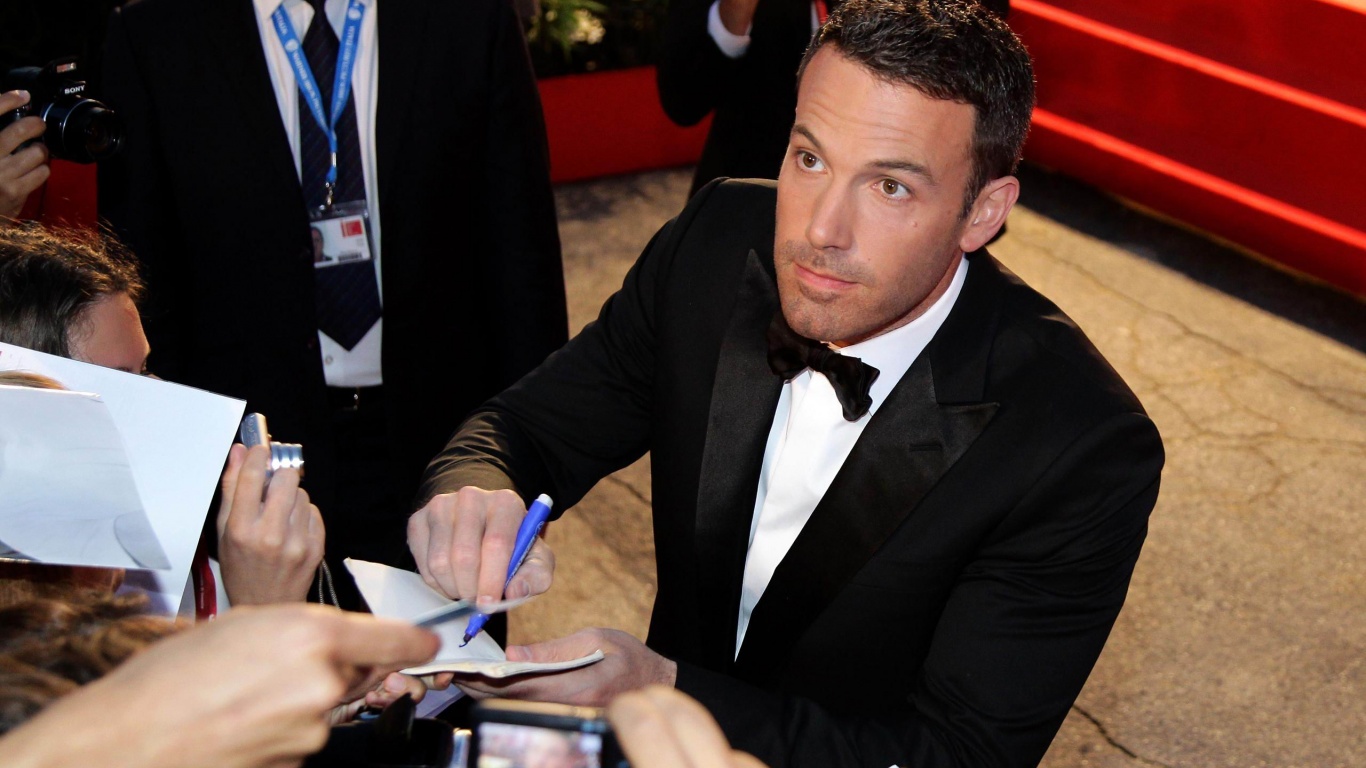 Ben Affleck Signing Autograph