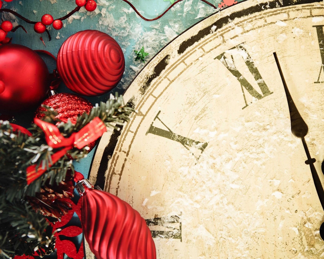 Berry Red Ornaments Clock New Year