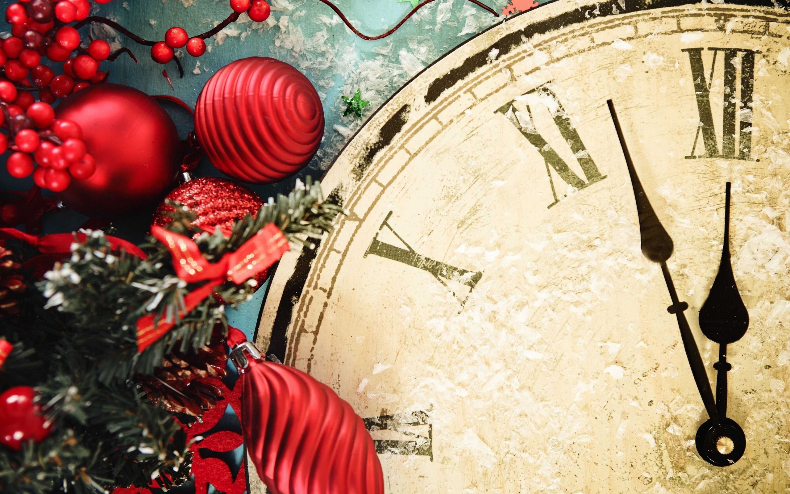 Berry Red Ornaments Clock New Year