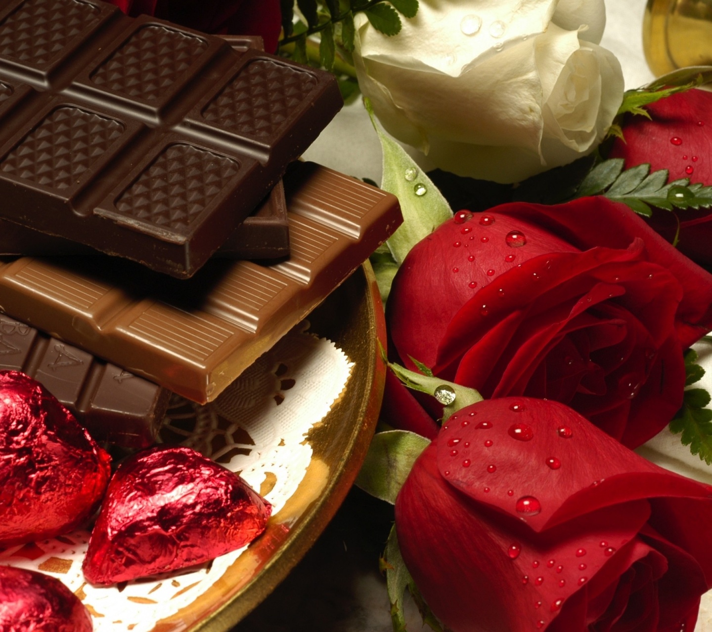Красивые розы и шоколад