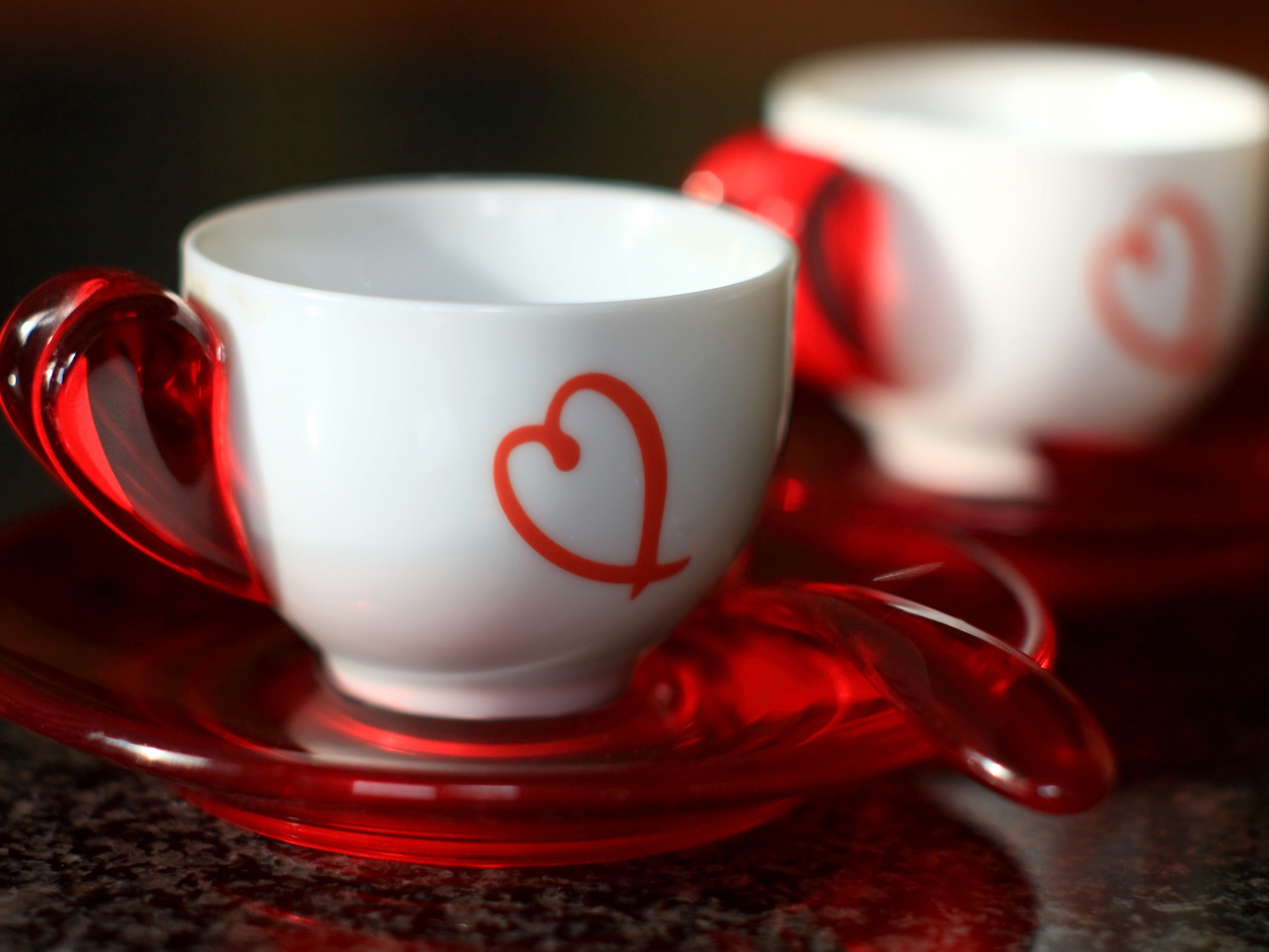 Красная утра 5 букв. Чайная пара "сердце". Кружка цветная i Love Coffee. Кофе с улыбкой. Обои романтика кружки.