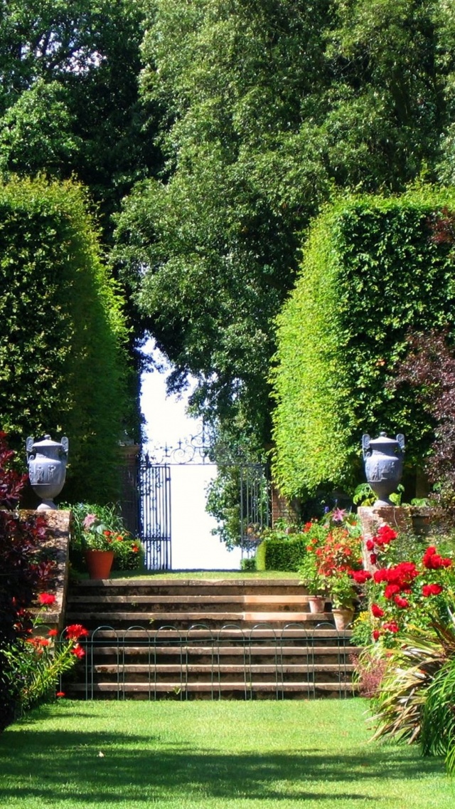 Famous Red Border At Hidcote Cotswolds