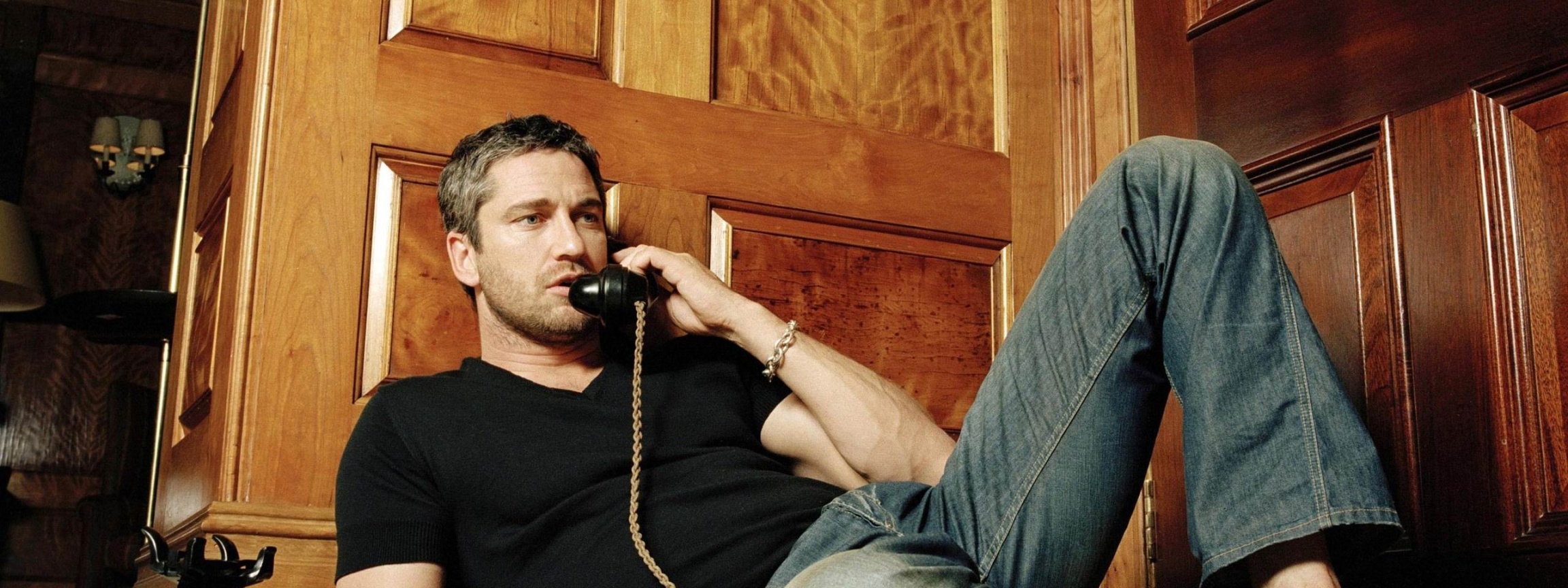 Gerard Butler Speaking On Phone