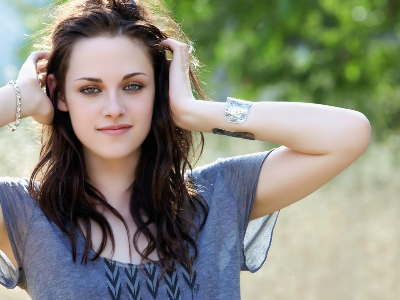 Kristen Stewart Brunette Smile Bracelets