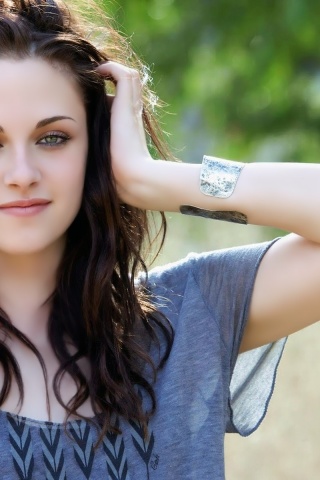 Kristen Stewart Brunette Smile Bracelets