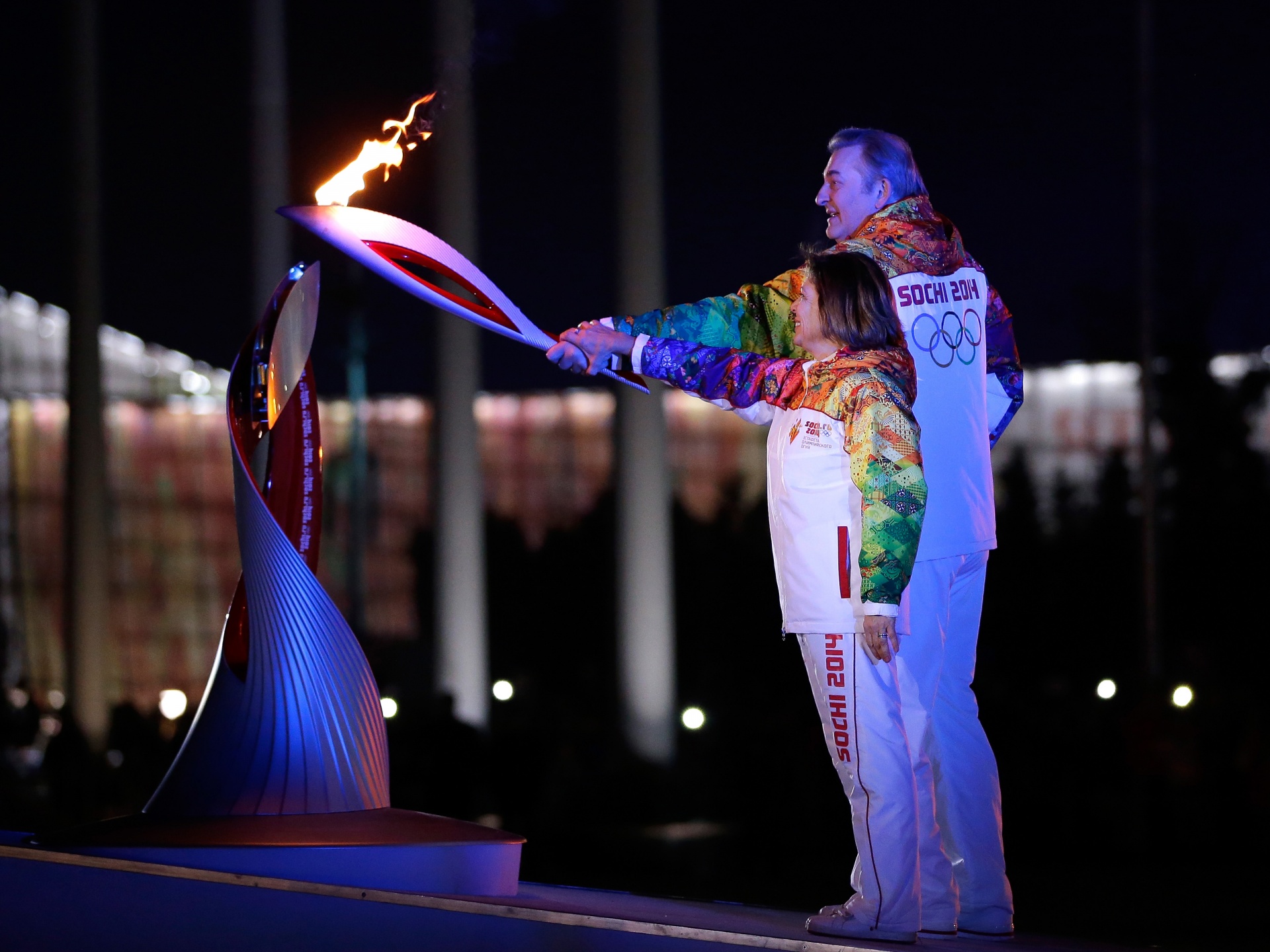Олимпийской огонь в Сочи 2014 Третьяк и Роднина