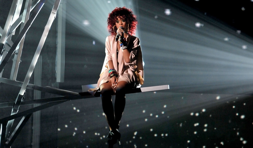 Rihanna Performin