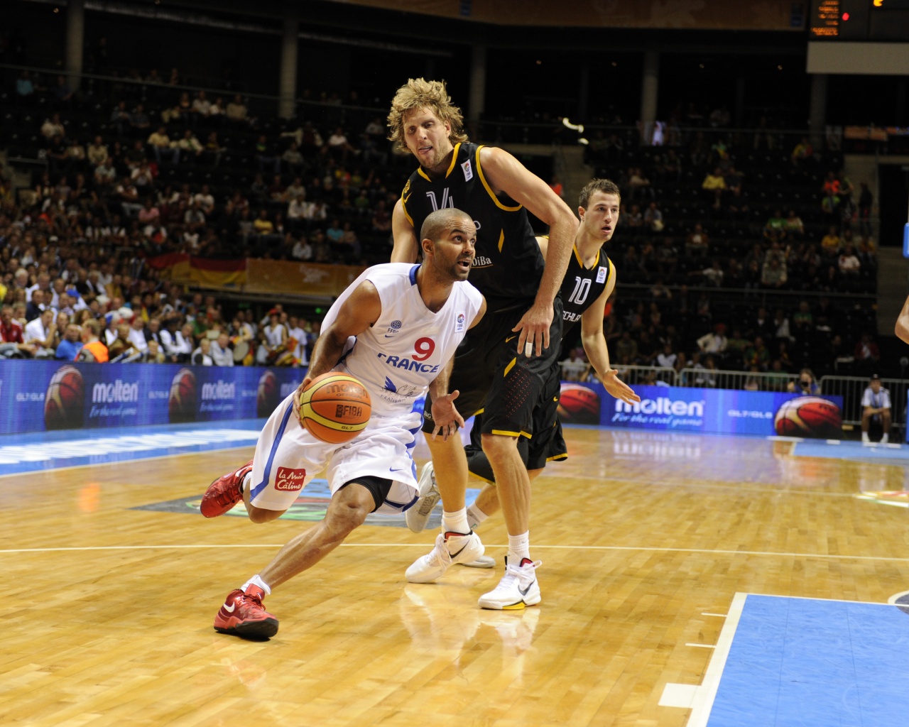 Tony Parker Crosses Over Nowicki