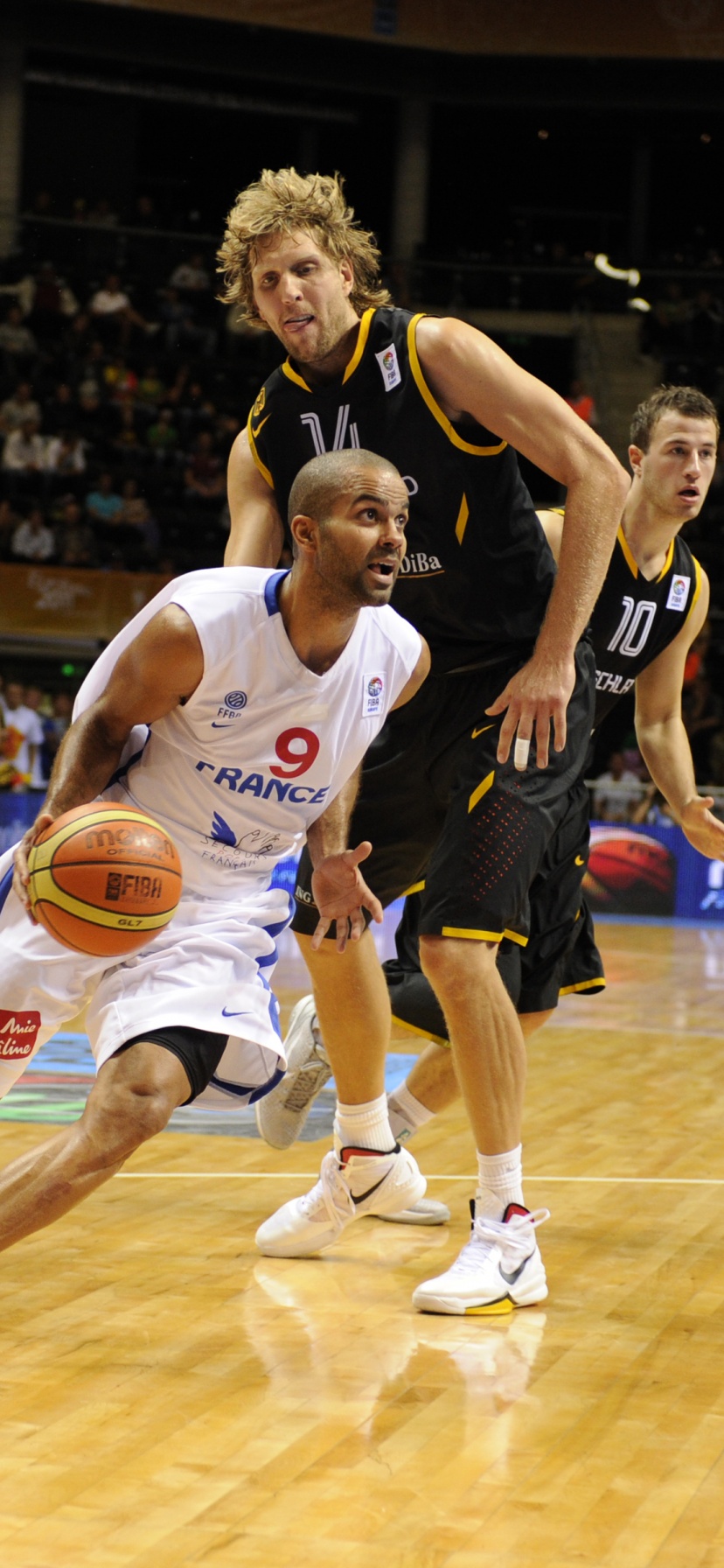 Tony Parker Crosses Over Nowicki