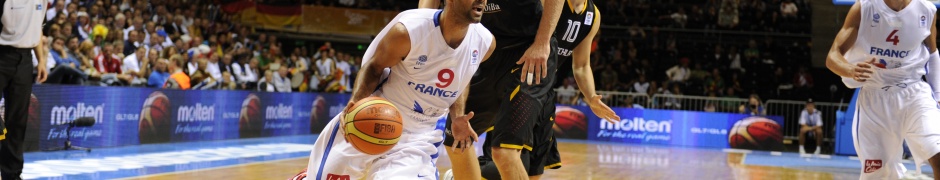 Tony Parker Crosses Over Nowicki