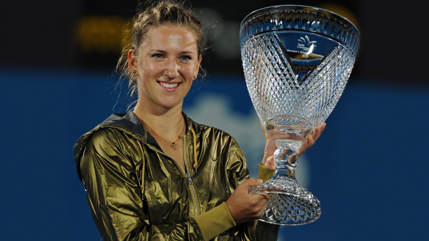 Victoria Azarenka With Trophy