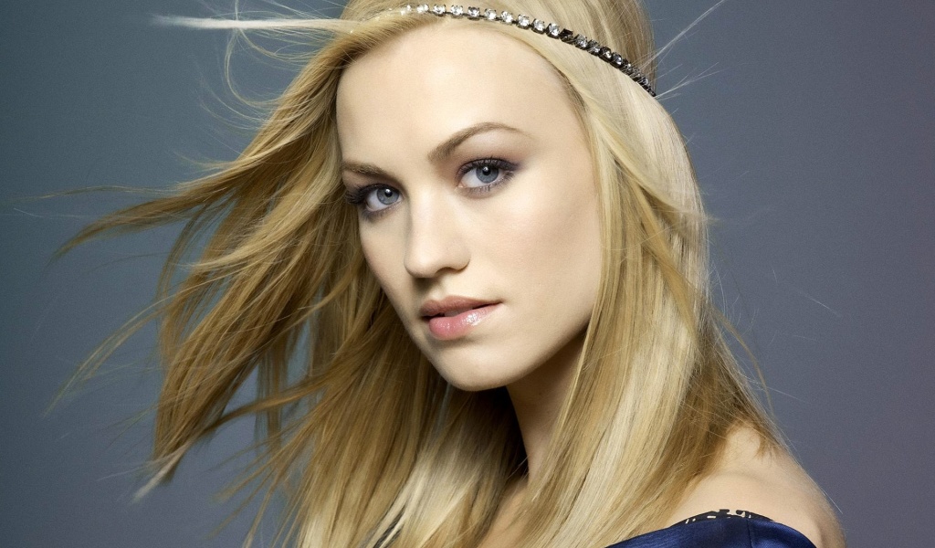 Yvonne Strahovski Blonde Face Wind Bandage