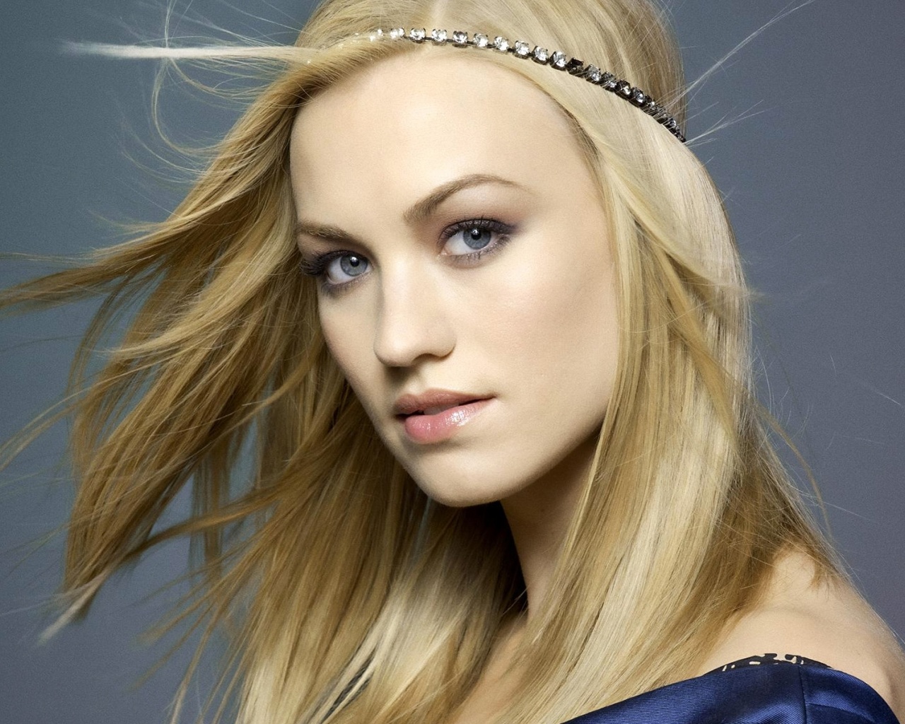 Yvonne Strahovski Blonde Face Wind Bandage