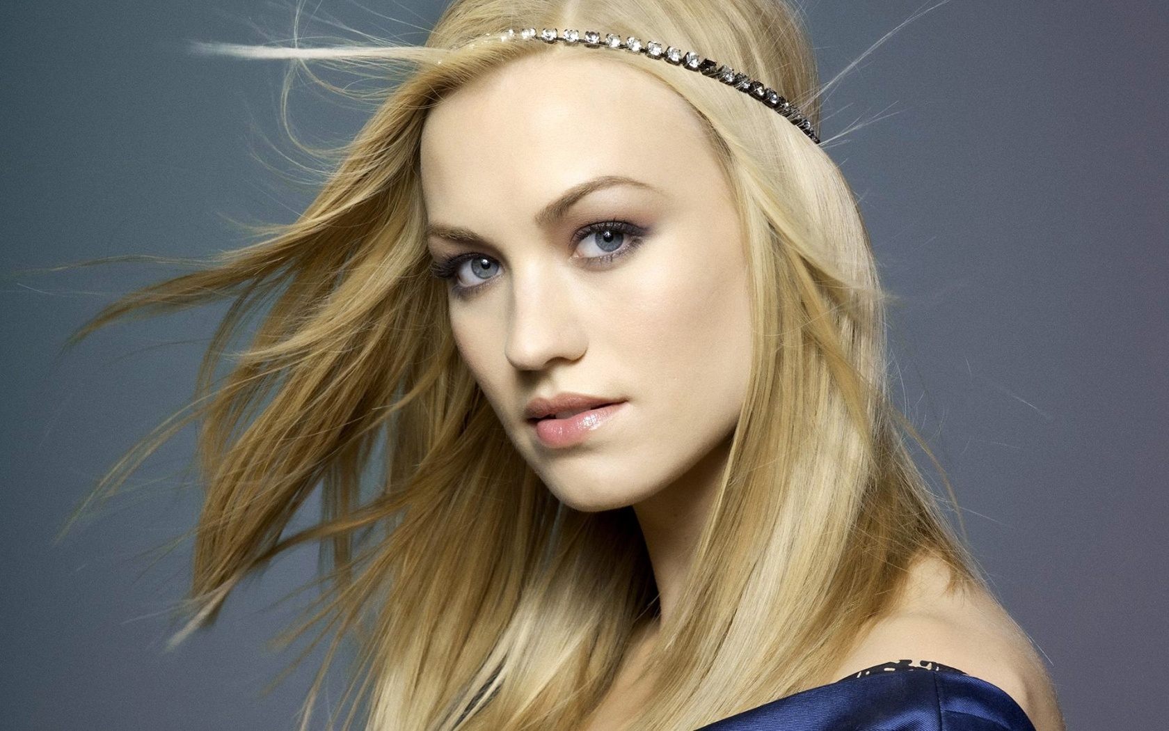 Yvonne Strahovski Blonde Face Wind Bandage